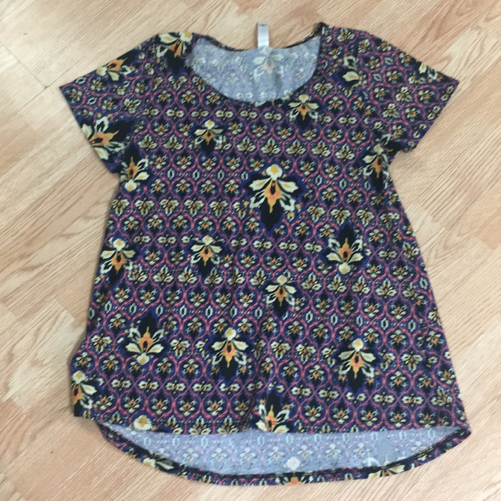 Medium Lularoe Classic T